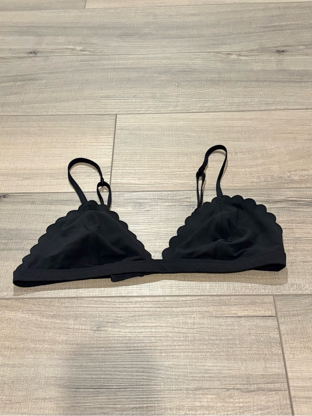 Victoriaโs Secret Scalloped Triangle Bralette black size medium